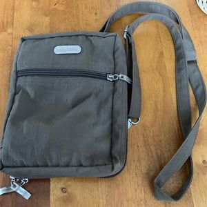 Baggallini crossbody travel style bag